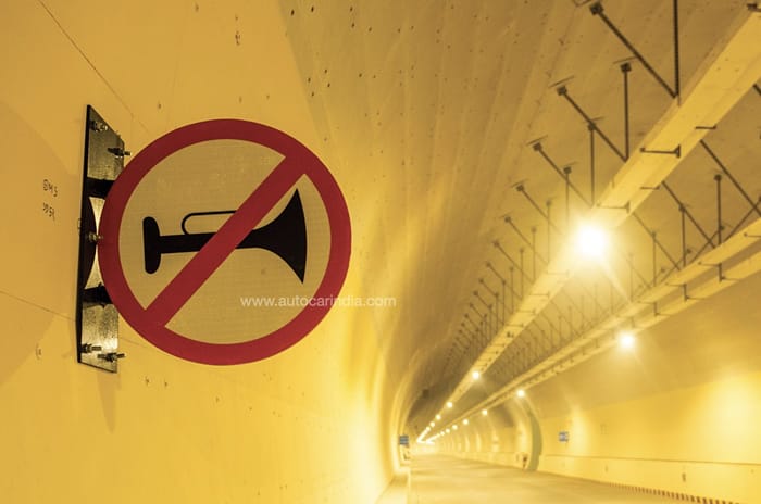 Driving through the Mumbai Coastal Road in a Lamborghini Huracan 